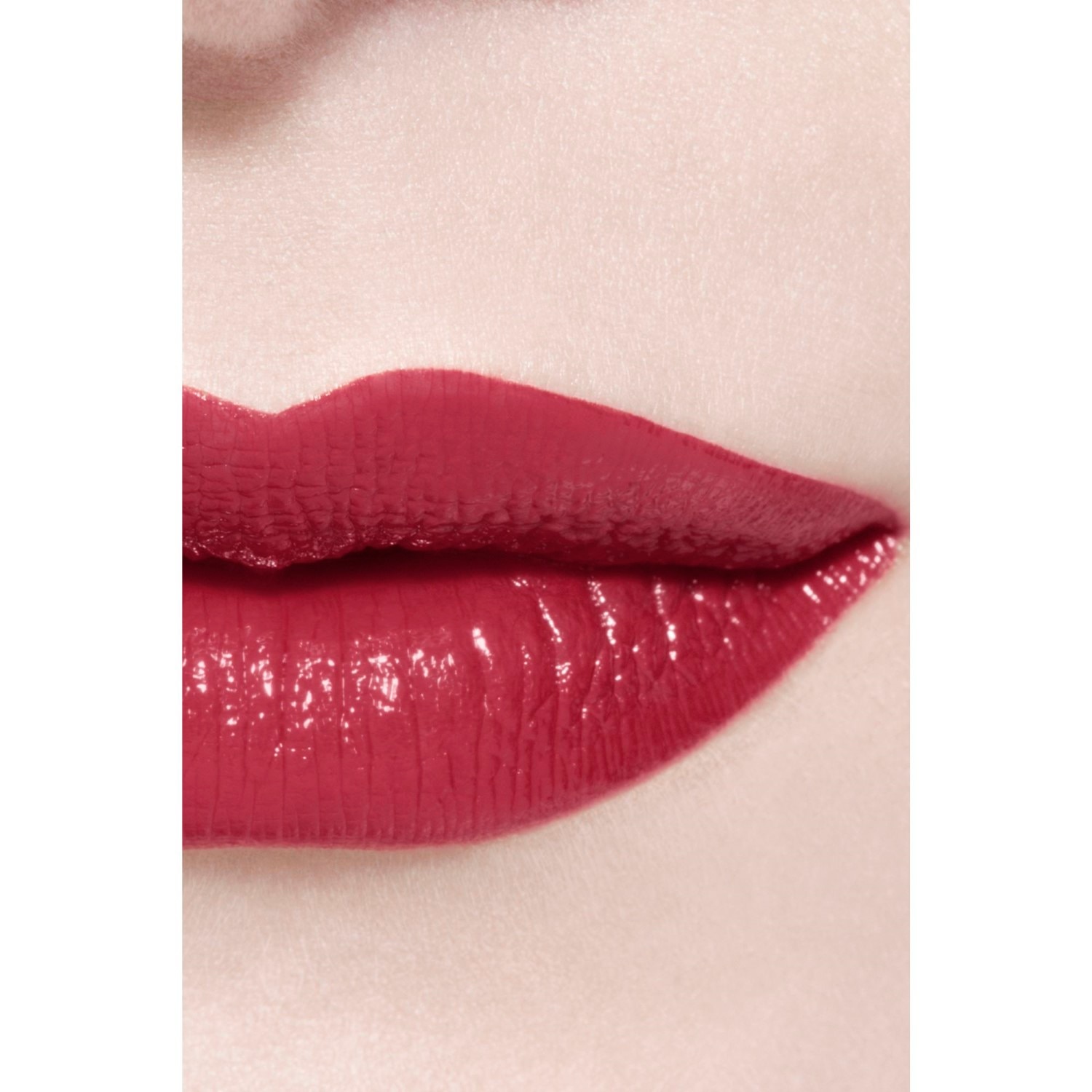LA BARRA DE LABIOS LÍQUIDA BRILLANTE DE LARGA DURACIÓN